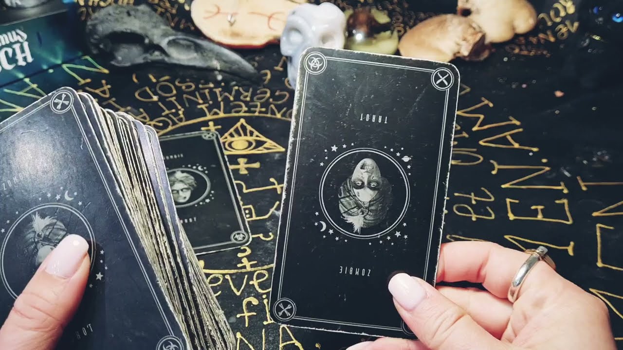 Гадание на Таро. Почему он не пишет и не звонит? Игнорит