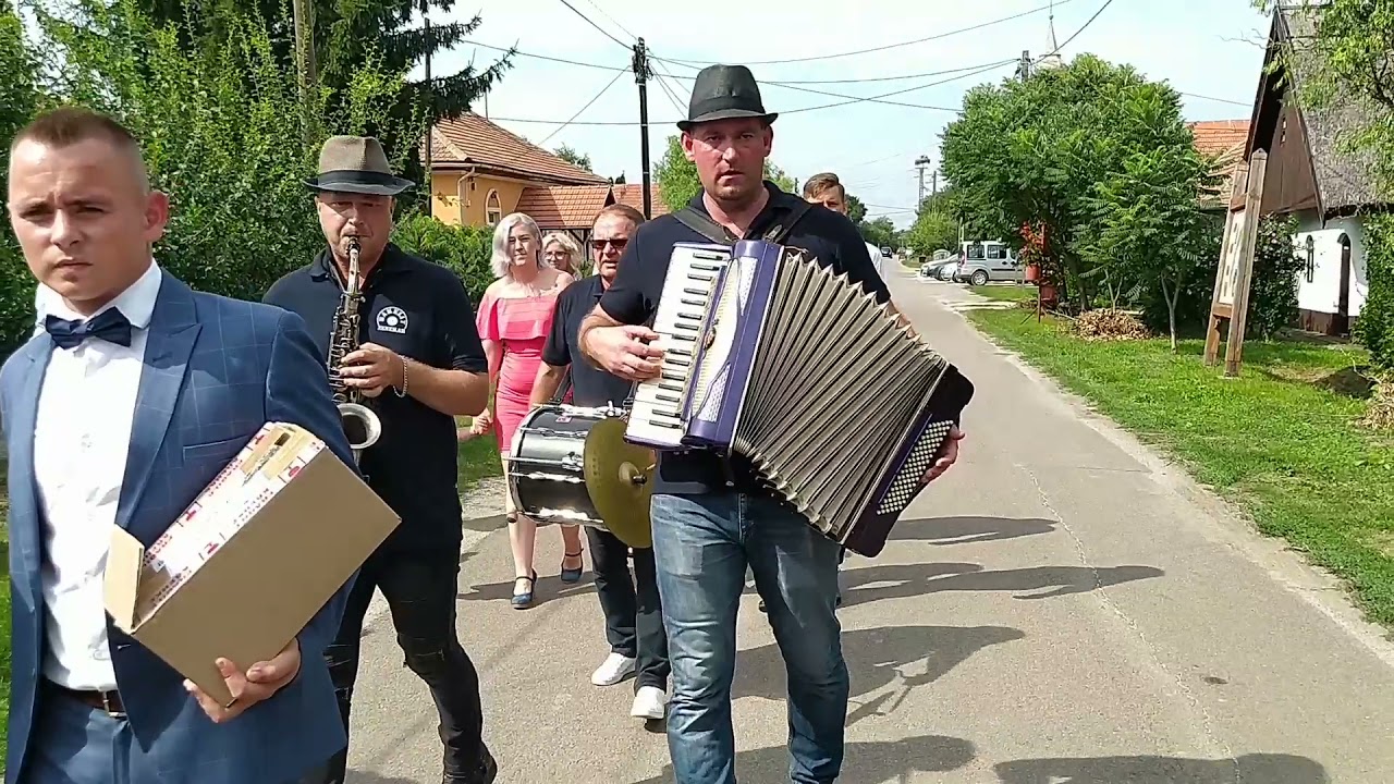 Bakelit zenekar, utcai kíséret