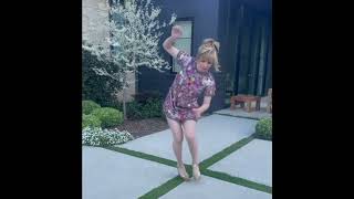 Kaley Cuoco Stumbles In High Heels After Stepping On Gr Video