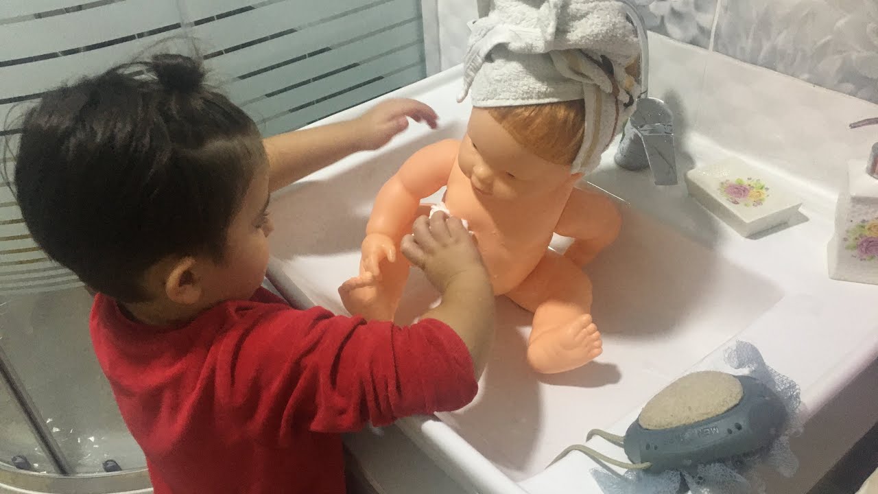 Bebek yıkama / güneşe sürpriz ☺️ YouTube