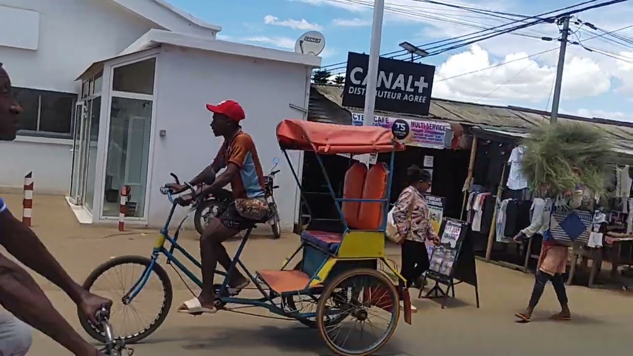 Ambavahadimangatsiaka by Antaninarenina Mahazina to Ambohimena - Streets view Antsirabe Madagascar