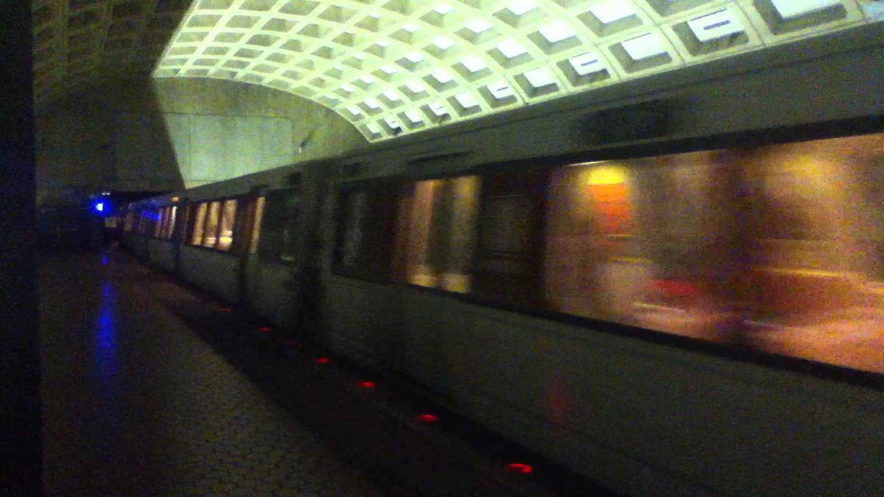 DC Metro (WMATA) 6 cars train to Fort Totten arrived at Pentagon City