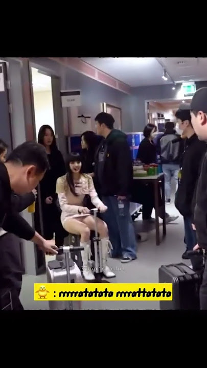 Lisa:eonni nak satu Jisoo belike: terlambat, penerbangan kita besok jam 7 pagi 🤣🤣🤣 #shorts