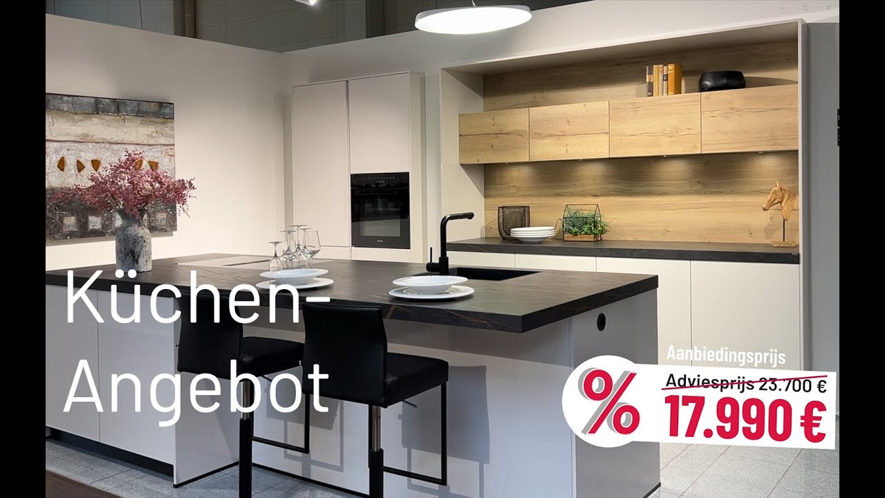 Angebot: Küche mit Insel von Contur in Muschelweiß Hochglanz und Eiche mit Dekton-Arbeitsplatte.