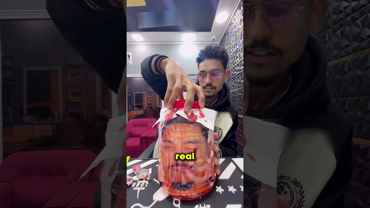 Он налил поддельную кровь в бутылку 😂