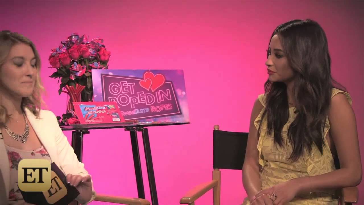 Pretty Little Liars - Shay Mitchell Spills on Emily's Many Girlfriends