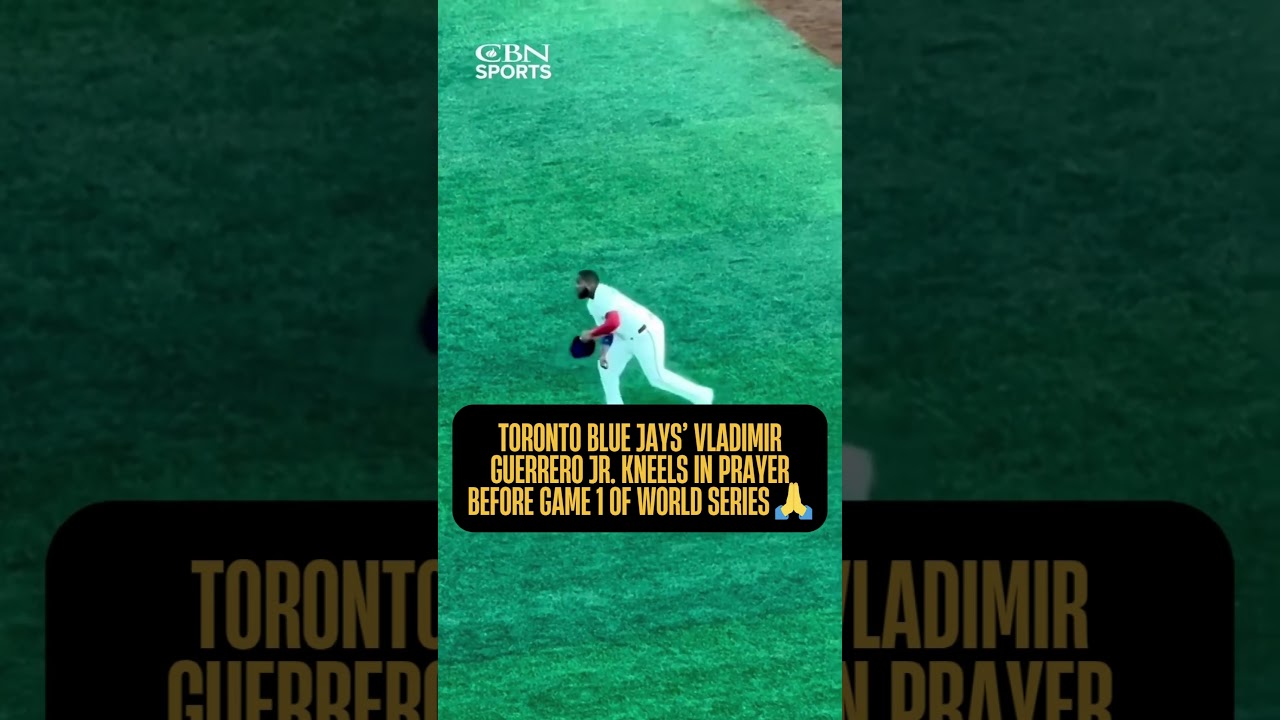 Владимир Герреро-младший из «Торонто Блю Джейс» встал на колени, чтобы помолиться перед первой иг...
