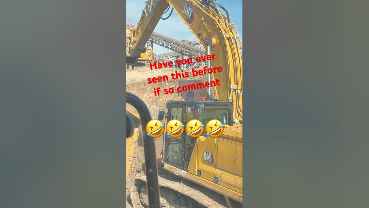 Operating Trackhoe standing up 😁🤣 YouTube