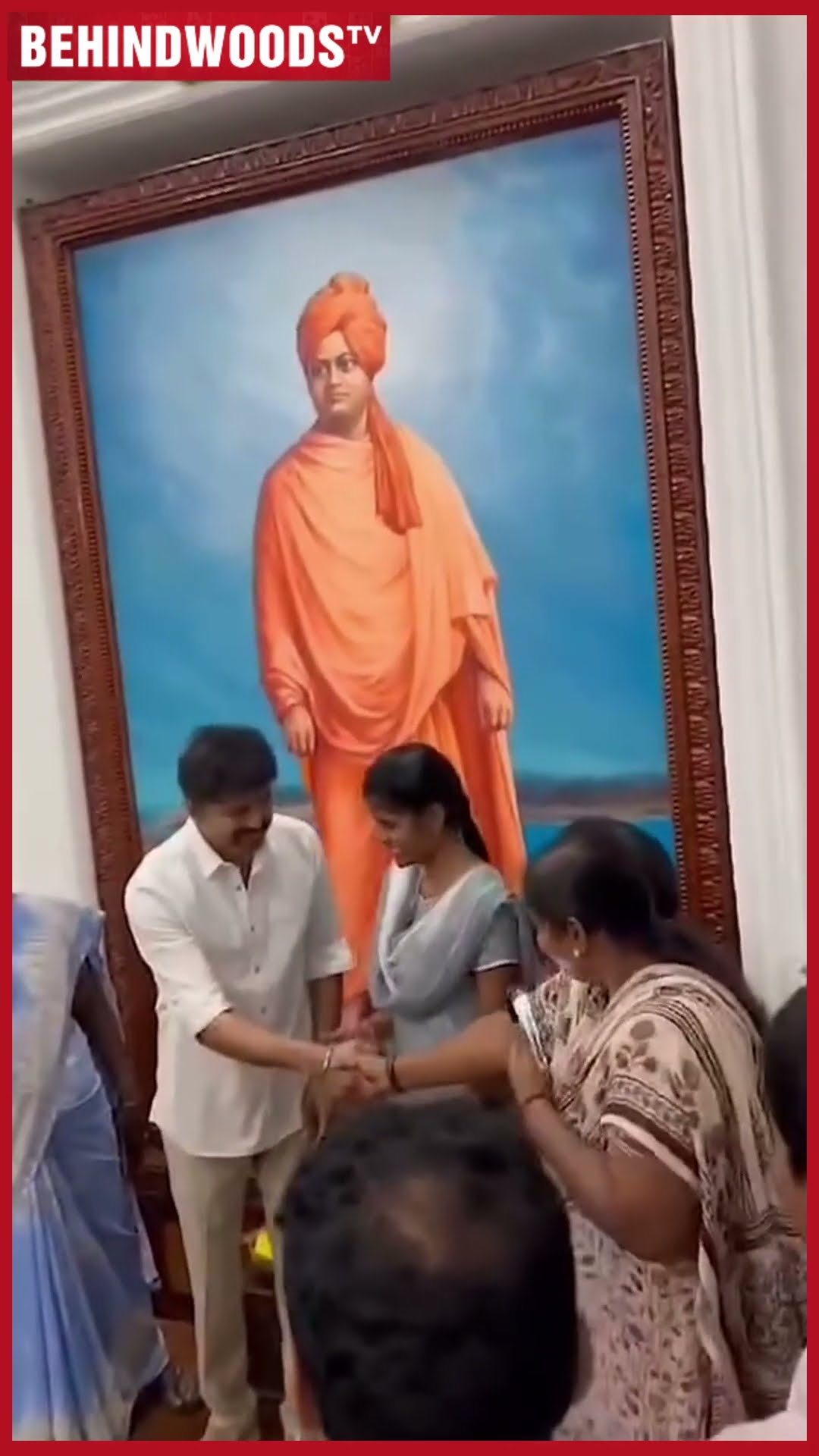 'பரவால்ல மா, கை கொடுங்க...ஏன் வெட்கப்படுறீங்க..?' VIJAY ?