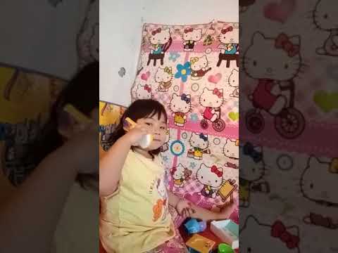 Anak main hp mainan - YouTube