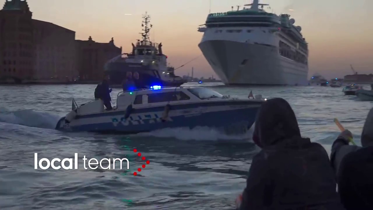 Incidenti sull'acqua a Venezia tra polizia e manifestanti contro le navi