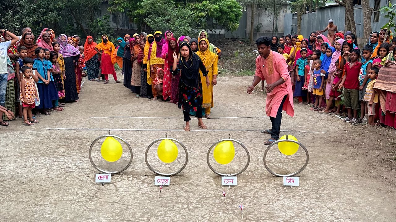 তীর ছুড়ে বেলুন ফাটিয়ে ছোলা, খেজুর, তেল, চিনি জেতার চ্যালেঞ্জ। নতুন গ্রামের মহিলারা মজার খেলায় মাতলো