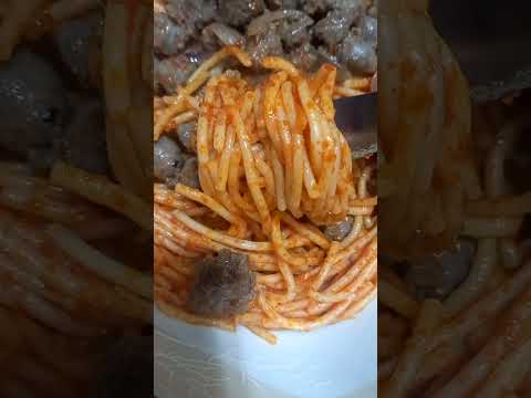  مكرونة بصلصةالطماطم ودقة الثوم والفلفل الحامي مع سجق خلطة سريعة والطعم اصلي