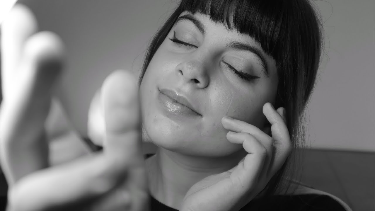 HAND SOUNDS & FINGERS FLATTERING 🙌🏼  | black and white asmr ita