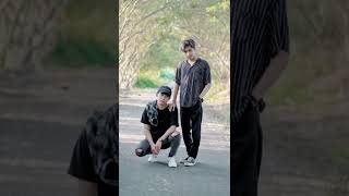 3 Ide Pose Foto Bareng Temen Di Jalan