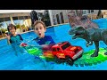 PISTA DE CARRINHOS COM DINOSSAUROS NA PISCINA - PAULINHO E TOQUINHO