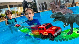 PISTA DE CARRINHOS COM DINOSSAUROS NA PISCINA - Vídeo Infantil - PAULINHO E TOQUINHO