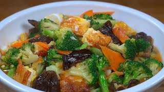 炒西兰花直接下锅是大错特错教你酒店大厨做法教你两个窍门出锅翠绿爽口好吃不黄不烂