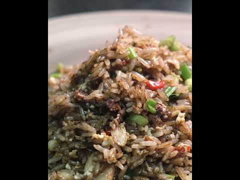 Video: Kako jesti Nasi Goreng, indonezijski prženi pirinač