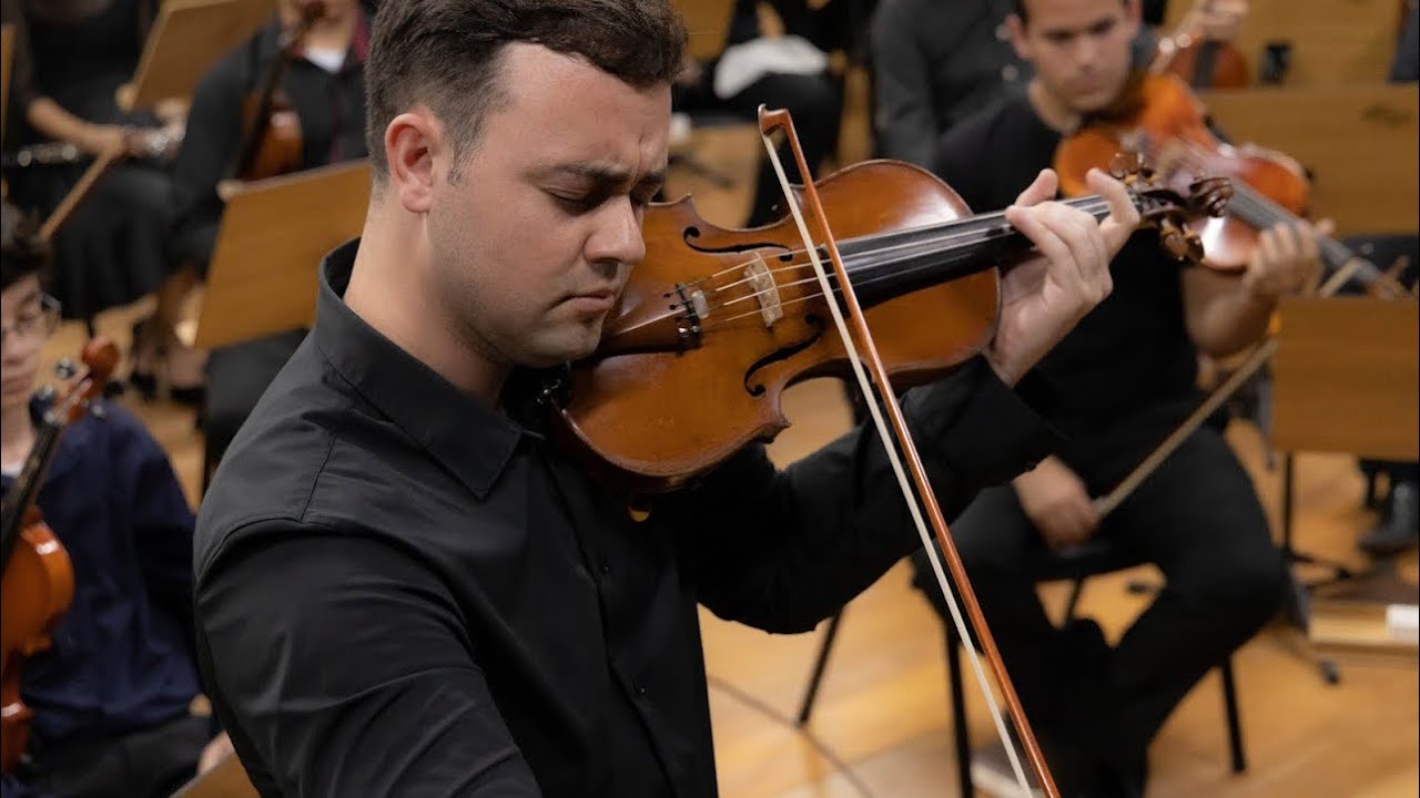 Diego Adinolfi tocando violino