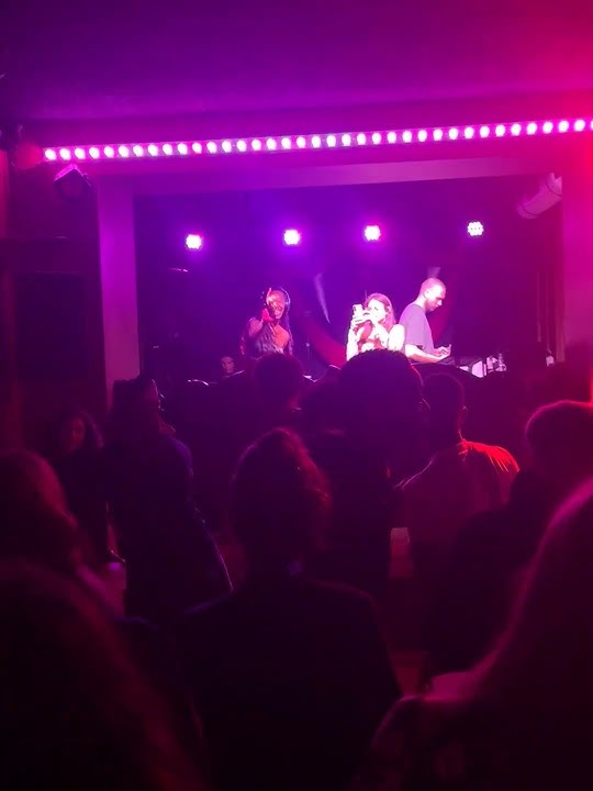 El muñeco que pasea está de reggae Night en Bruselas