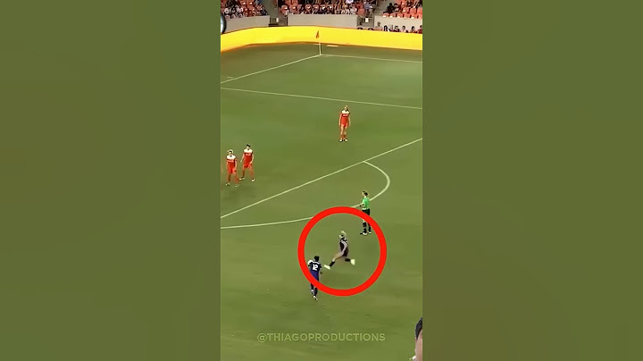 Women's free kicks vs mens free kicks🥵 #football #goals #soccer #skills #cr7 #ronaldo07 #ronaldo1m #