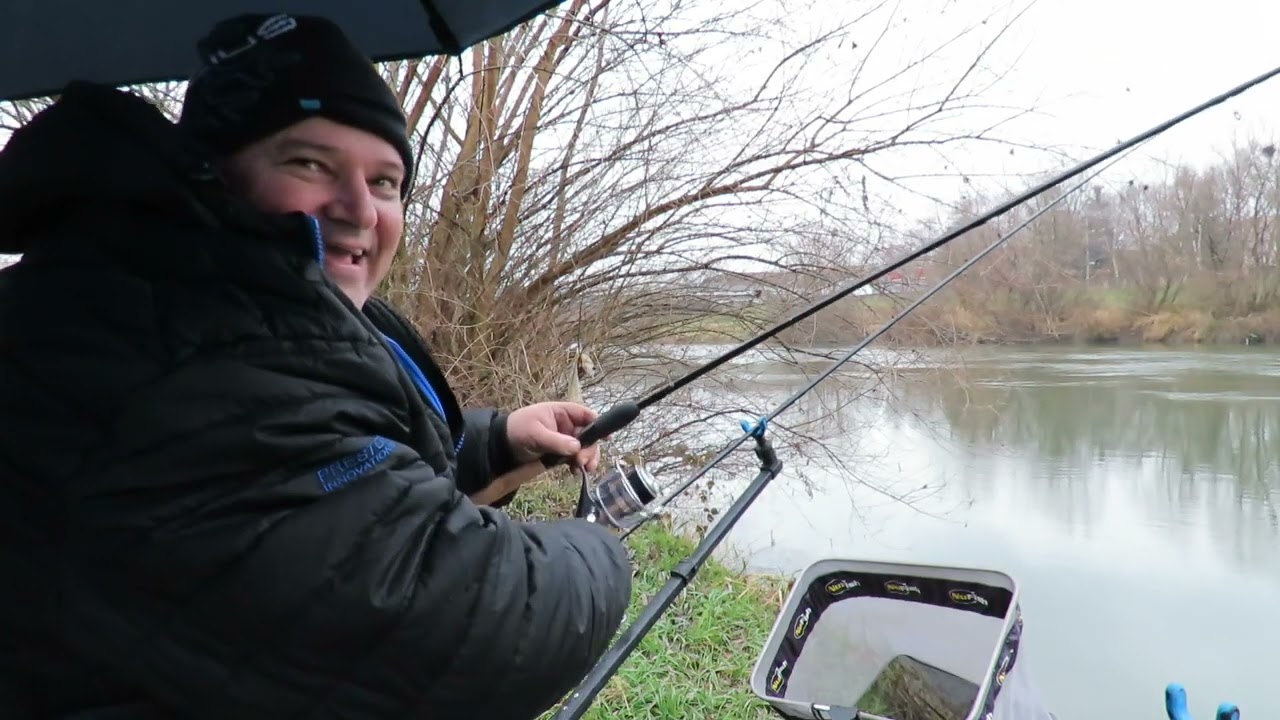 Începutul anului ma găsit pe malul apei cu feederul în mână. (Deja  vu)