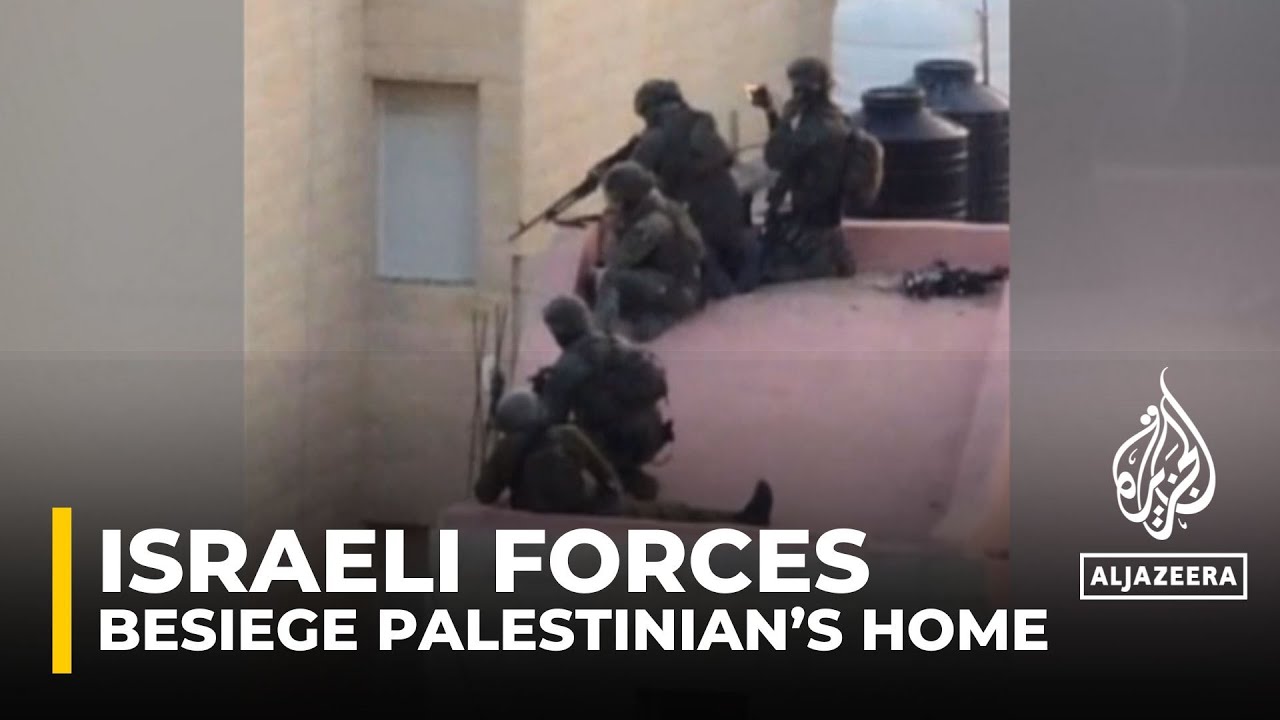حاصرت القوات الإسرائيلية منزلاً فلسطينياً في بلدة أبو ديس، في الضفة الغربية المحتلة
