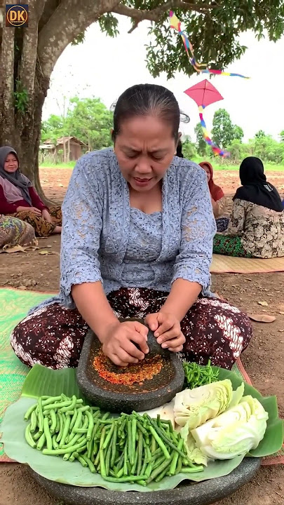 Jualan Lotek, Ibu Iroh jadi terkenal karena loteknya yang enak #rainsounds #videoshort #lotek #ai