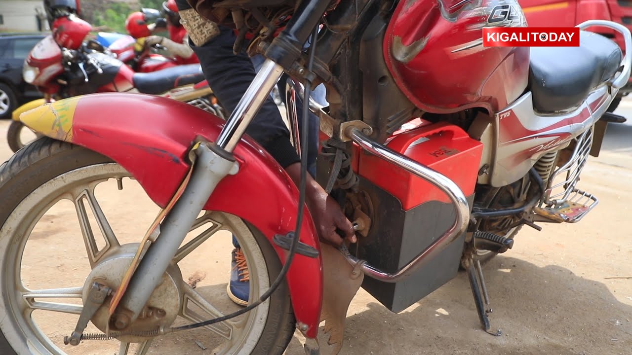 Abatwara moto zikoresha amashanyarazi barasaba guhindurirwa za batiri