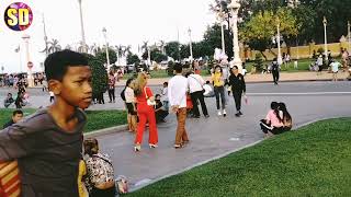 Video showing a walk along the river in front of the palace