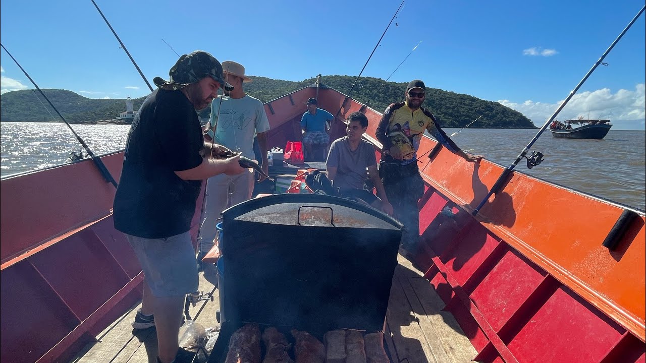 Pesca de barco no farol de Itapuã