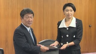 小渕経産相「しっかり頑張る」　前任の茂木氏と事務引き継ぎ