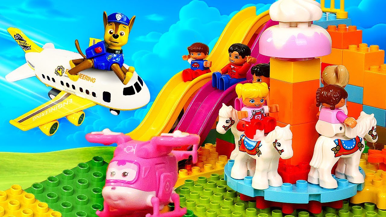 Parc d'attractions en LEGO. Vidéo en français avec l'avion et d'autres  jouets pour enfants. 