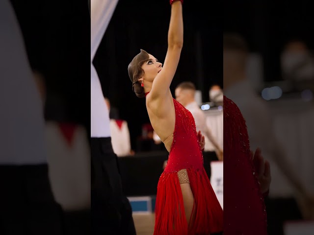 Adam Koutek & Kateřina Navrátilíková září na Kladenském poháru v latinskoamerických tancích 💃🕺
Sledujte jejich energii