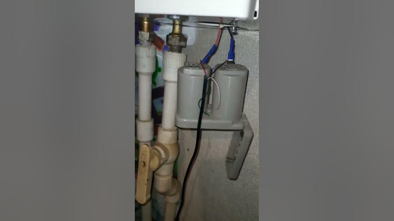 Батарейки для газовой колонки. Батарейки для газовой колонки занусси. Сварка теплообменника. Вода в газовой колонке в батарейках. Батарейки для розжига газовой колонки бош.