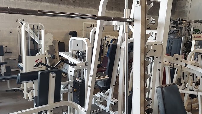 📌O smith machine é um tipo de barra guiada que traz mais segurança pa