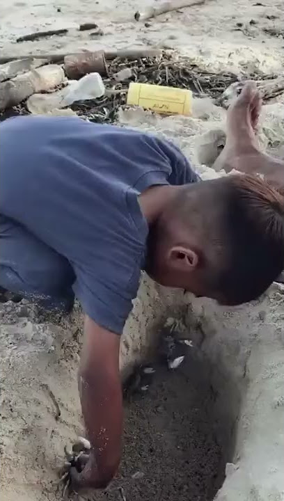 Lucunya anak kecil dijepit kepiting