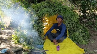 camping membangun shelter di hutan