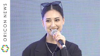E-girls藤井夏恋、シックなスタイルで美脚披露　念願の『サマンサ』ディレクションに笑顔　『サマンサグローバル　キックオフ発表会“スタートアップ”』
