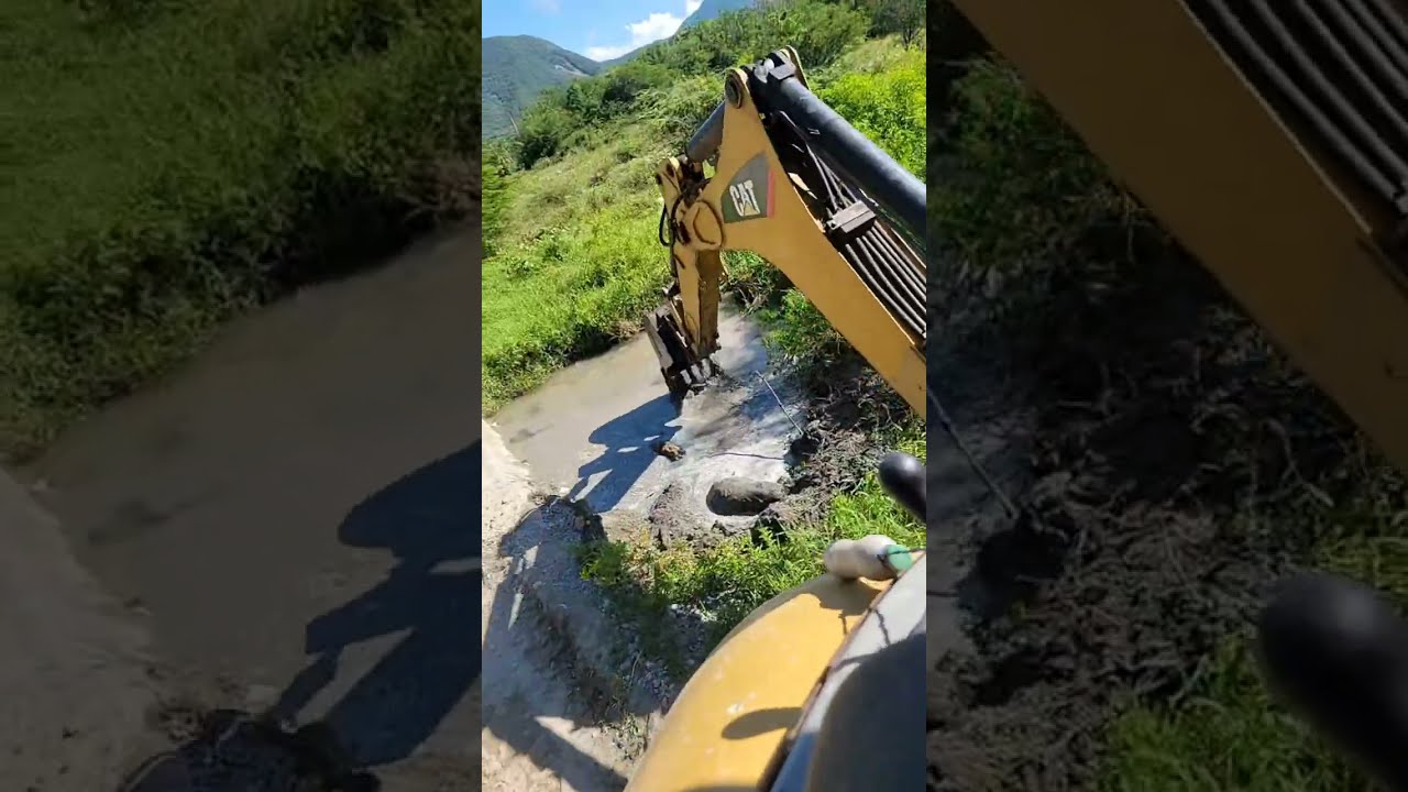 Mantenimiento de camino y limpieza de canal. 