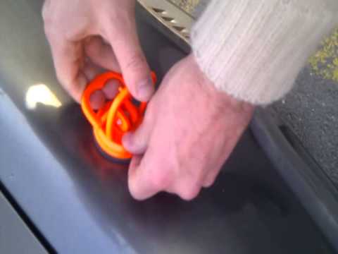 Hoe een auto deuk te verwijderen met een zuignap