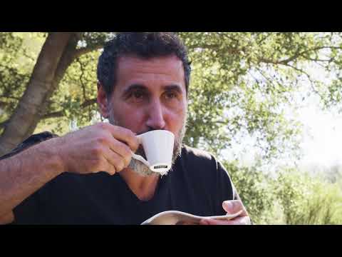 Video: Serj Tankian Nettovärde: Wiki, Gift, Familj, Bröllop, Lön, Syskon