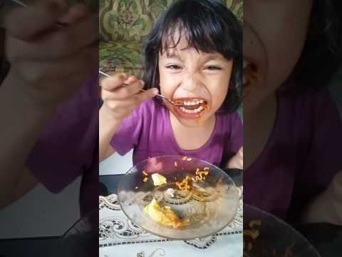 WOWWW,,,,,Anak umur 5 tahun makan mie samyang dan gak minum challenge kid 5 years old eat samyang