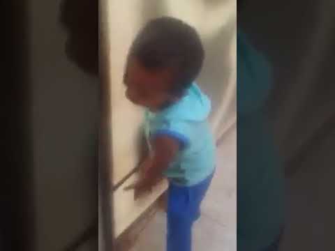 طفل سوداني يبكي ويطلب الخروج في المظاهرات مدن السودان تنتفض