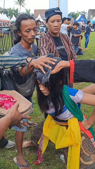 Langsung pingsan!!! penyembuhan wanita kesurupan jaranan