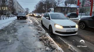 На улице Санфировой машины застревают из за прорыва водопровода