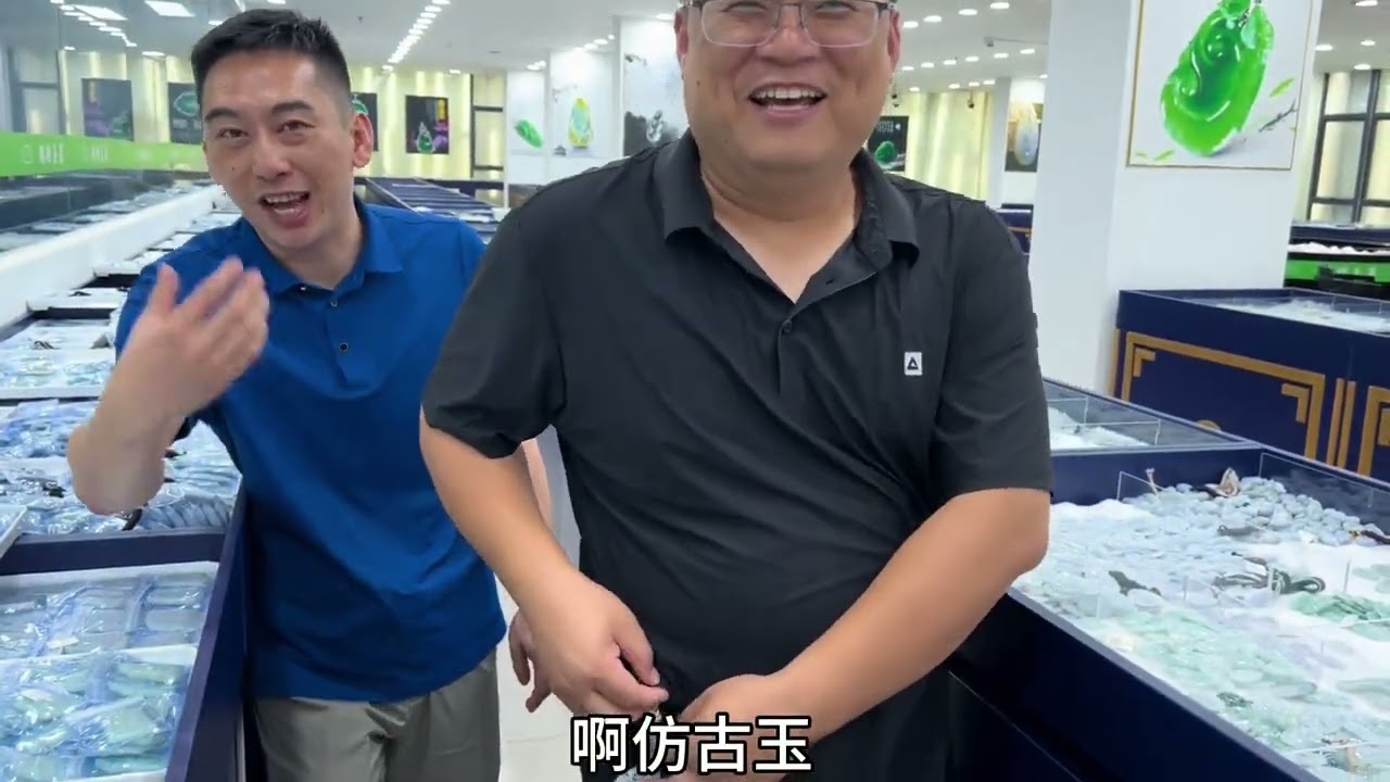 打卡天然翡翠加工厂，连地上堆的都是翡翠，随便捡一块都是好货 #缅甸翡翠 #a货缅甸翡翠