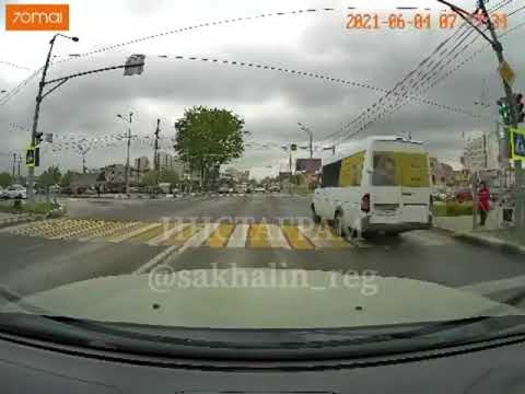 Автобус пронёсся через перекрёсток на красный свет в Южно-Сахалинске