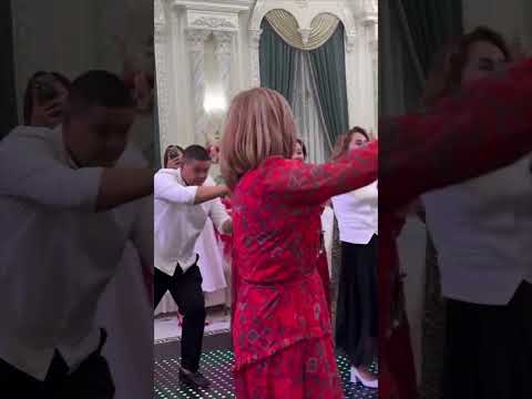 Тётя как будто ведёт машину, а не танцует! 😄 #кавказ #dance #адыгэ #свадьба #танцы #тамадаастана